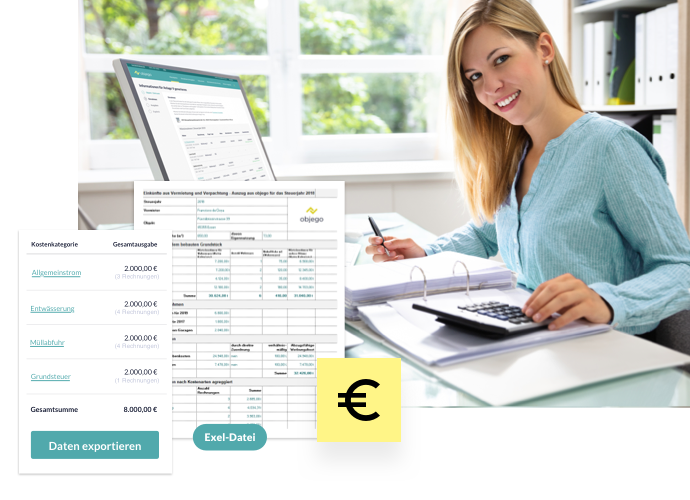 Lächelnde blonde Frau mit langem Haar in hellblauer Bluse am Schreibtisch mit geöffnetem Ordner und Taschenrechner vor sich. Auf dem Bildschirm ist die objego Immobilienverwaltungssoftware geöffnet. Unten Links sind Auszüge der Anlage V zu sehen.