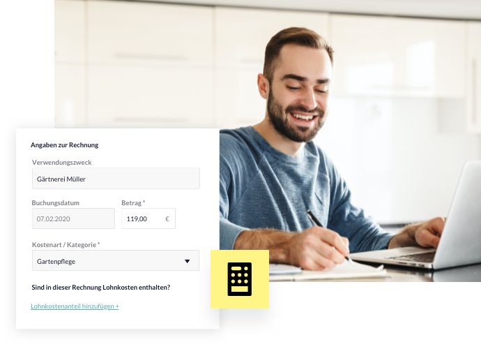 Lächelnder, schreibender bärtiger Mann mit braunem Haar im blauen Pullover am Schreibtisch mit geöffnetem Laptop und Stift in der Hand. Auf der linken unteren Seite ein Auszug aus der objego Immobilienverwaltungssoftware mit Rechnungsangaben.