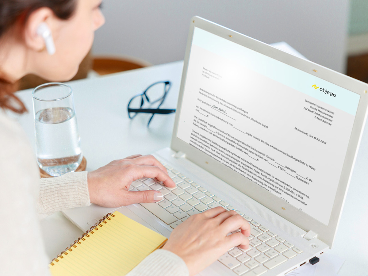 Frau sitzt vor einem Laptop, auf dem eine Vorlage von objego zu sehen ist.